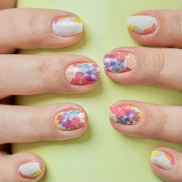 Color Street “Avent Garden” Nail Strips - Picture 1 of 4